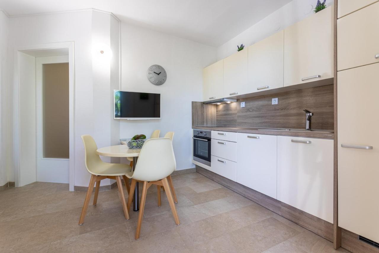 Apartments House Barbara Kornić Εξωτερικό φωτογραφία
