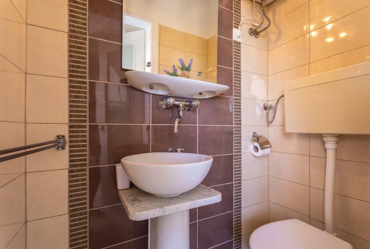 Apartments House Barbara Kornić Εξωτερικό φωτογραφία